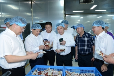 省市場(chǎng)監(jiān)管局黨委書(shū)記、局長(zhǎng)章根明一行蒞臨我縣開(kāi)展市場(chǎng)調(diào)研工作